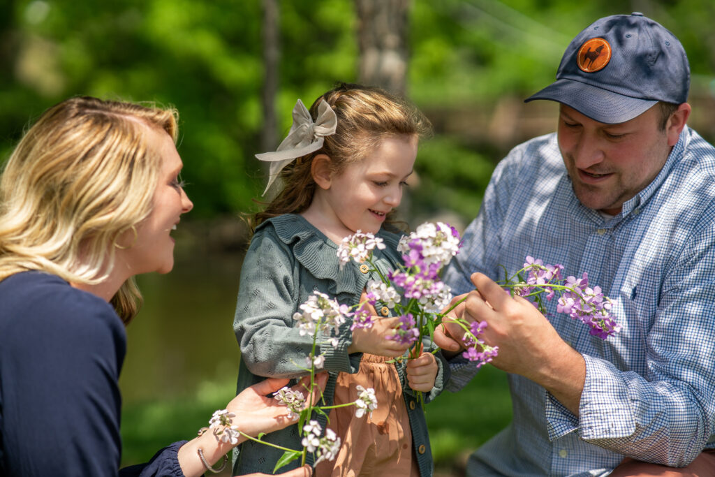 why candid photos make the best memories candid photos of family smelling the flowers
